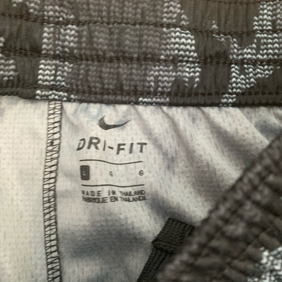 Nike shorts only worn one time - Picture 3 of 3